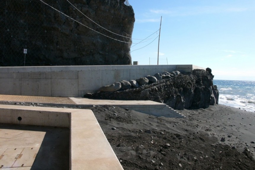Praia Formosa promenade