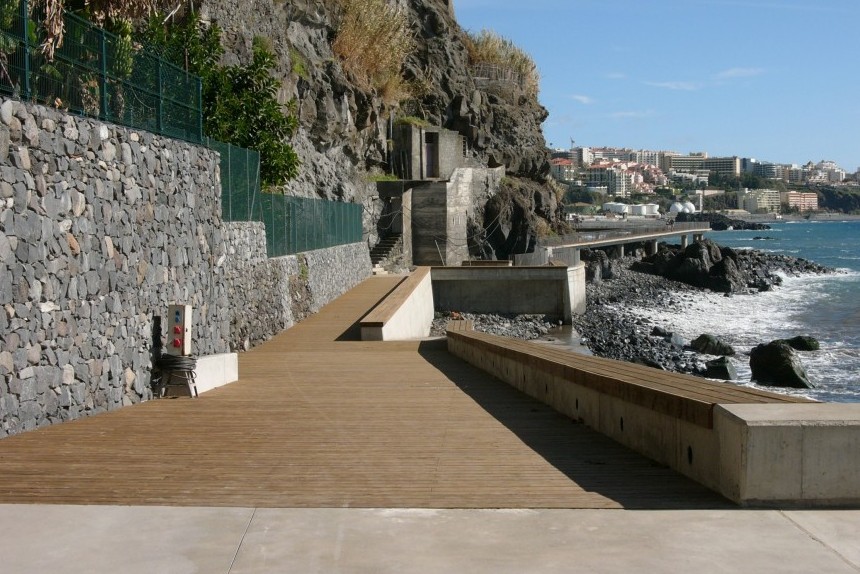Praia Formosa promenade